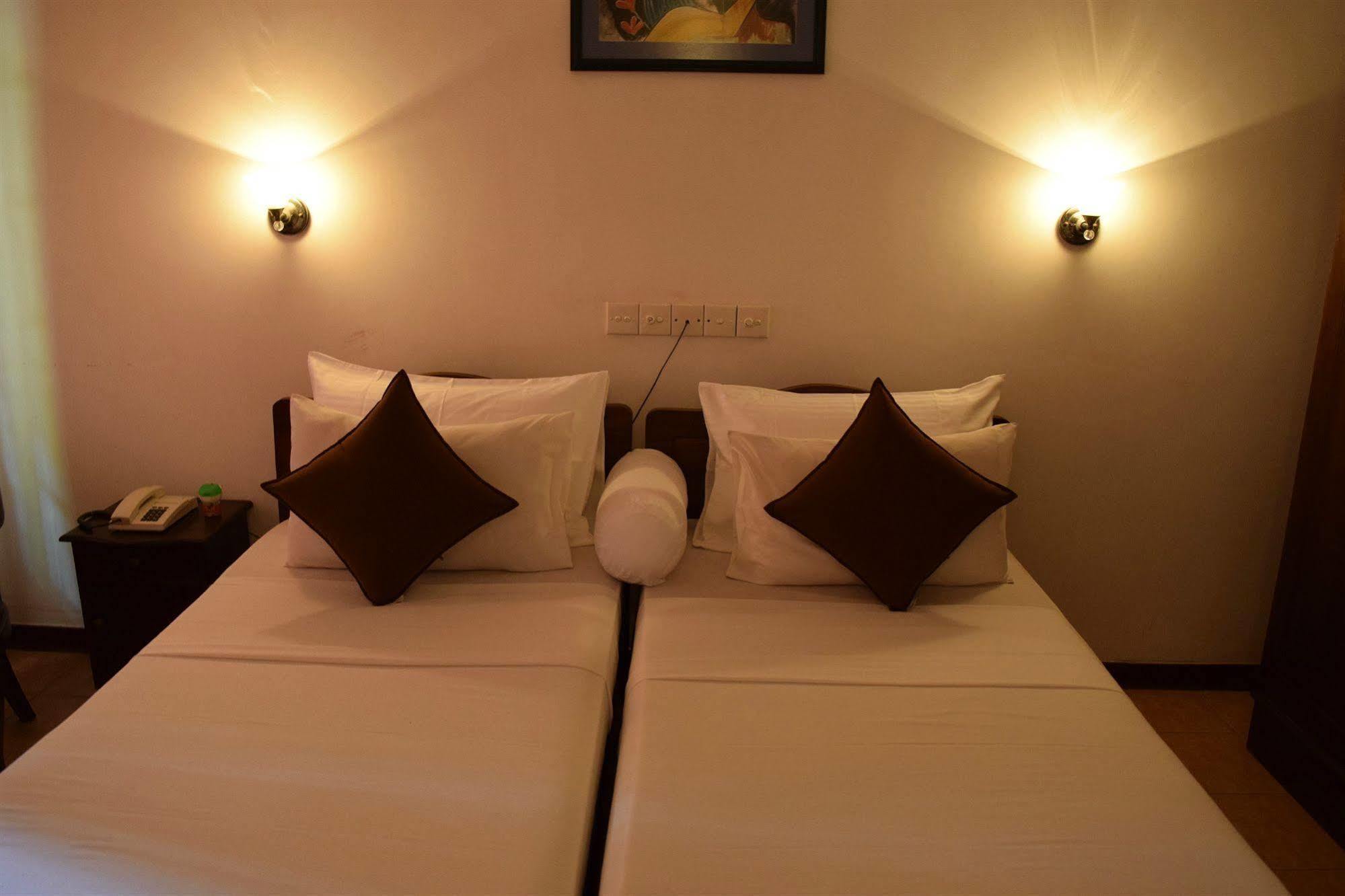 Hotel Lagoon Paradise Negombo Ngoại thất bức ảnh